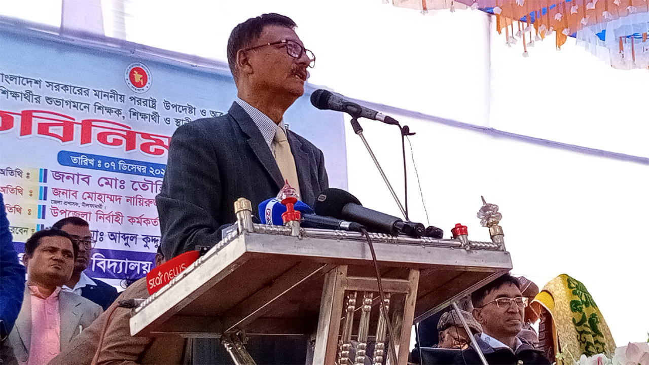 বক্তব্য রাখছেন পররাষ্ট্র উপদেষ্টা তৌহিদ হোসেন