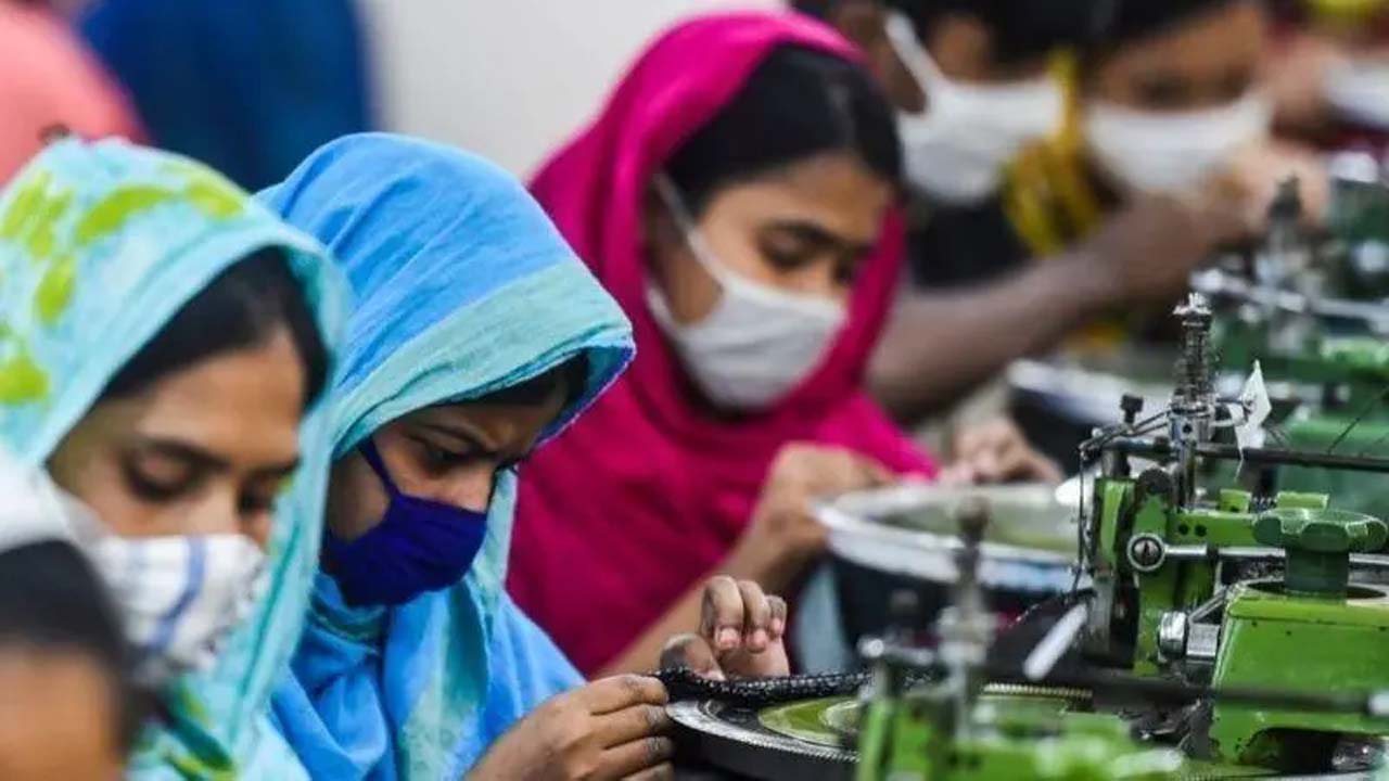 শ্রমিকেরা কাজ করছেন