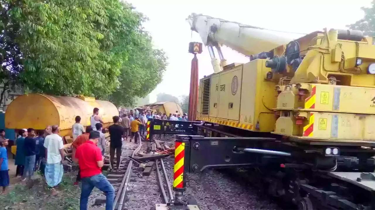 হবিগঞ্জের মাধবপুরের শাহপুর এলাকায় তেলবাহী ট্রেনের ছয়টি বগি লাইনচ্যুত