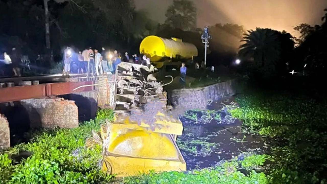 তেলবাহী ট্রেন লাইনচ্যুত