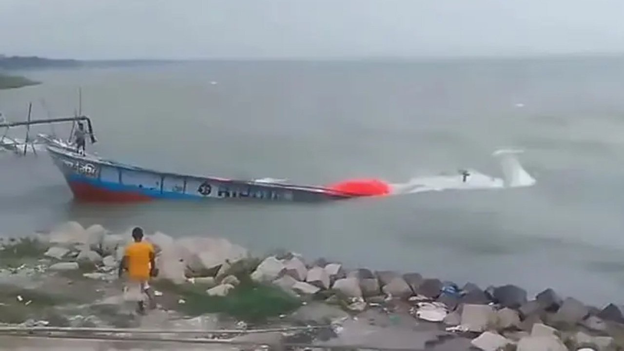 তীরে পৌঁছার আগ মুহূর্তে ডুবে যায় একটি ট্রলার