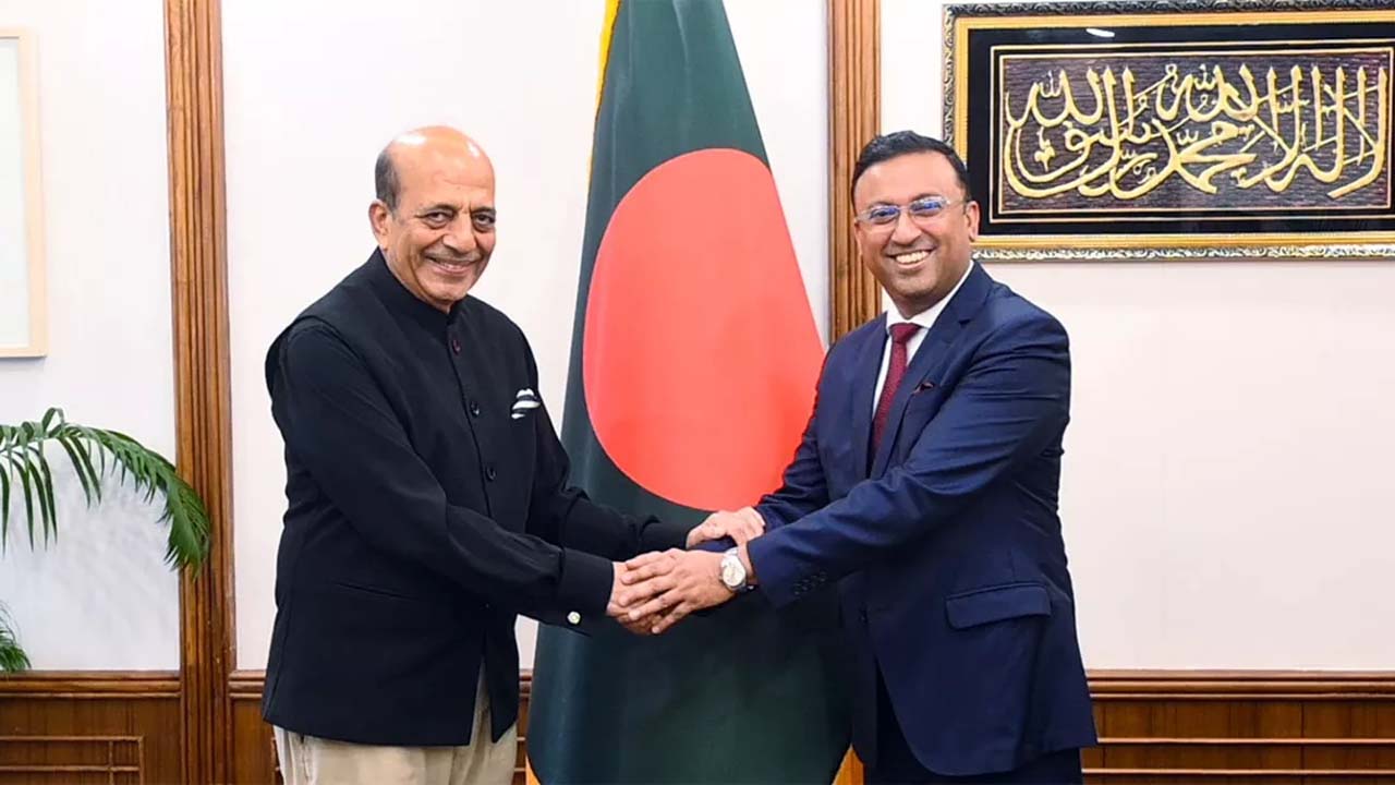 প্রধানমন্ত্রীর পররাষ্ট্রবিষয়ক উপদেষ্টা হুমায়ুন কবিরের সাথে সৌজন্য সাক্ষাত করেন ভারতের হাইকমিশনার দিনেশ ত্রিবেদী