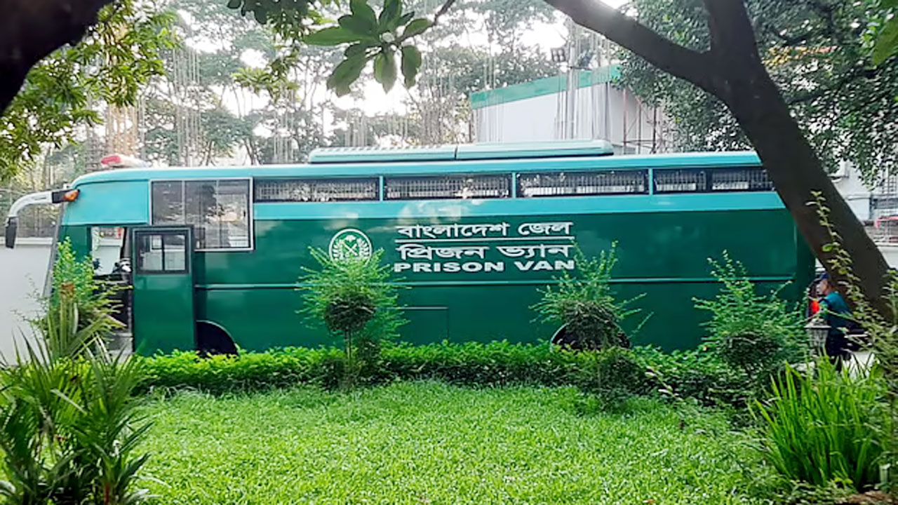 বাংলাদেশ জেল প্রিজনভ্যান লেখা সবুজ রঙের একটি গাড়িতে সেনা কর্মকর্তাদের আজ বুধবার সকাল ৭টার পর  ট্রাইব্যুনালে আনা হয়