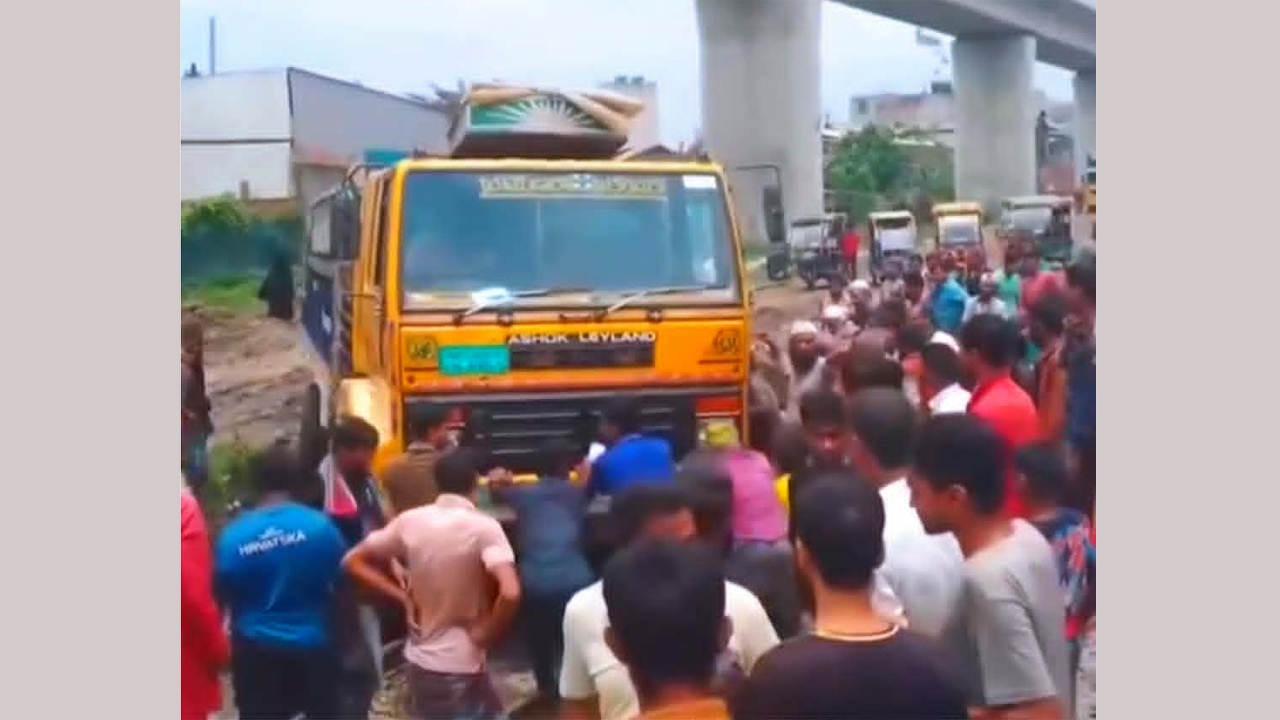 দুর্ঘটার কবল থেকে রক্ষা পাওয়া ট্রাক