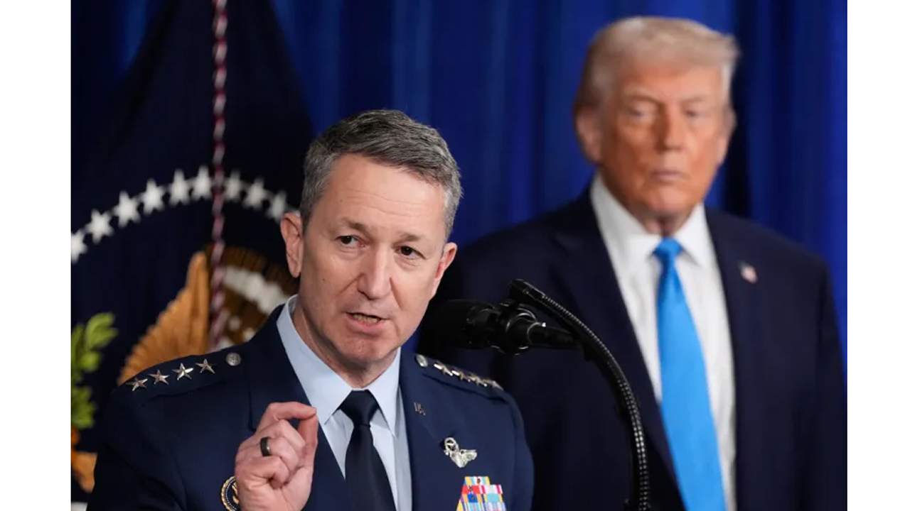 প্রেসিডেন্ট ডোনাল্ড ট্রাম্প ও যুক্তরাষ্ট্রের জয়েন্ট চিফস অফ স্টাফের চেয়ারম্যান জেনারেল ড্যান কেইন