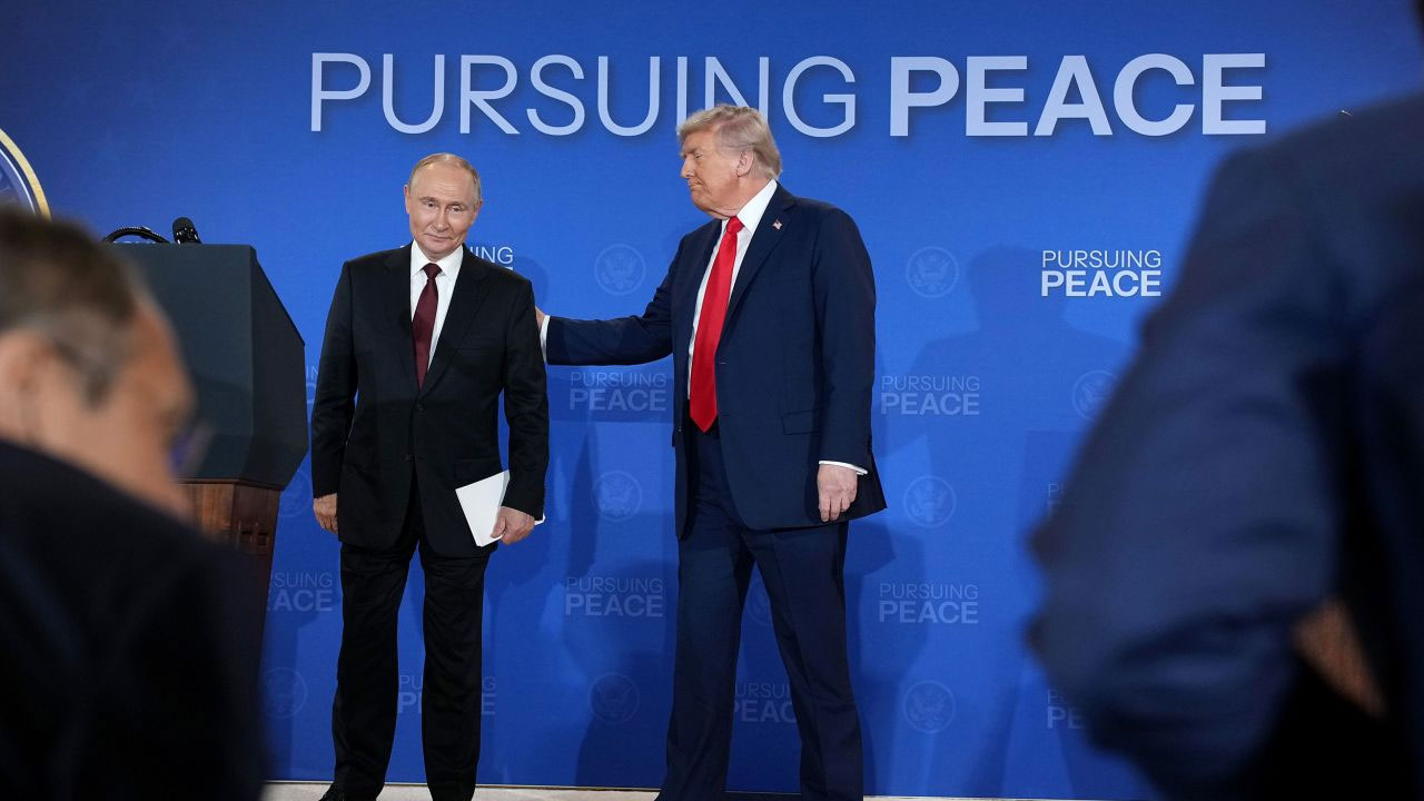 রুশ প্রেসিডেন্ট ভ্লাদিমির পুতিন ও মার্কিন প্রেসিডেন্ট ডোনাল্ড ট্রাম্প