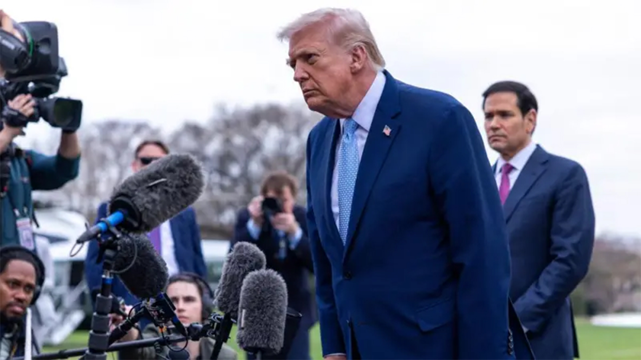 গণমাধ্যমের সাথে কথা বলছেন ডোনাল্ড ট্রাম্প