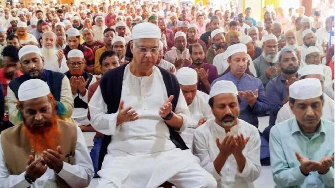 খালেদা জিয়ার দ্রুত সুস্থতা ও দেশ-জাতির মঙ্গল কামনায় দোয়া করা হচ্ছে