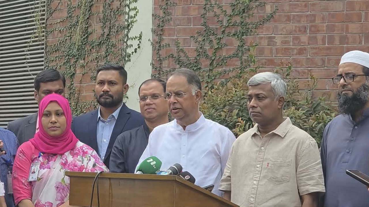 সাংবাদিকদের সাথে আলাপ করছেন জ্বালানিমন্ত্রী ইকবাল হাসান মাহমুদ টুকু