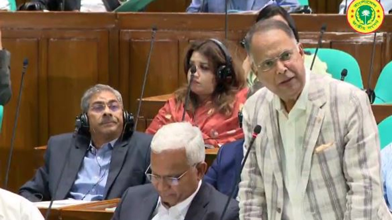 সংসদে বক্তব্য রাখছেন বিদ্যুৎ, জ্বালানি ও খনিজসম্পদ মন্ত্রী ইকবাল হাসান মাহমুদ