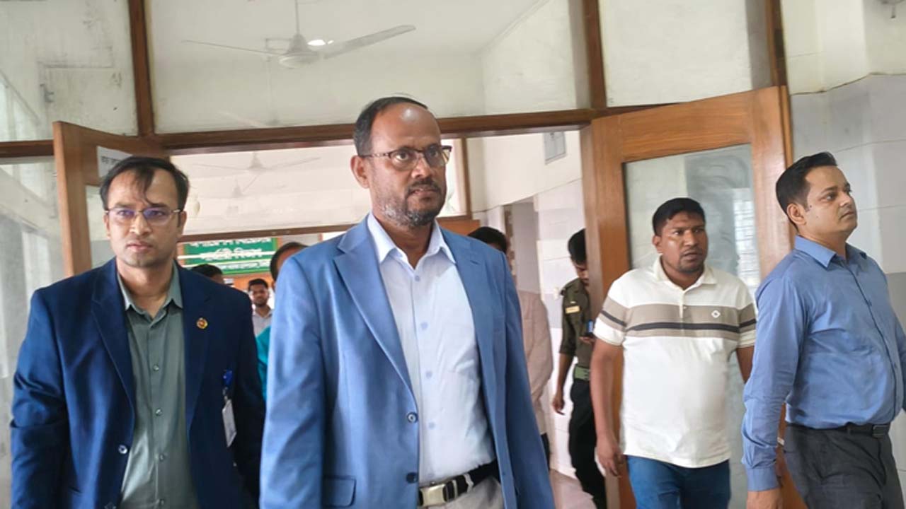 টাঙ্গাইল মেডিক্যাল কলেজ হাসপাতালে আকস্মিক পরিদর্শন করেন প্রাণিসম্পদ প্রতিমন্ত্রী সুলতান সালাউদ্দিন টুকু