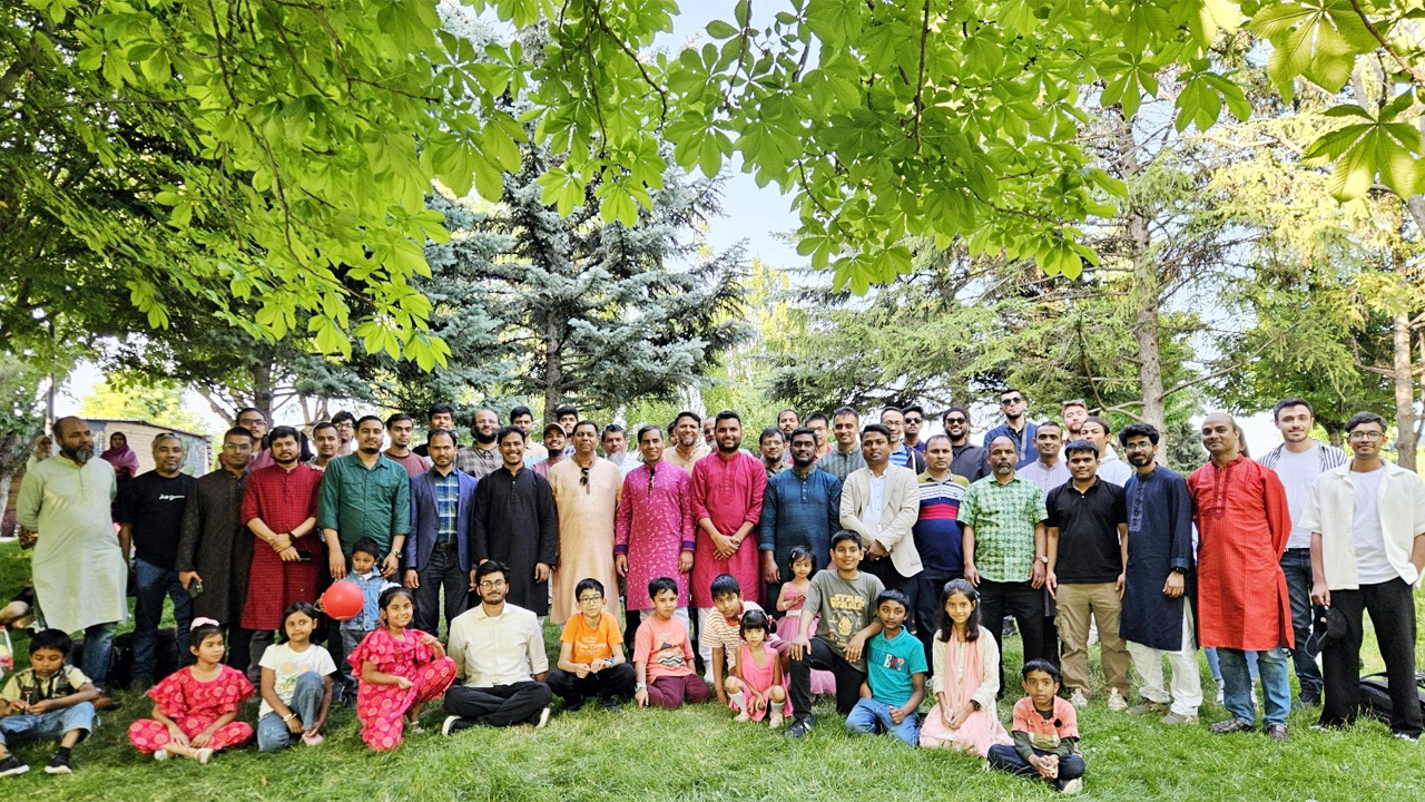 ঈদ উদযাপনে আগতদের ফটোসেশন