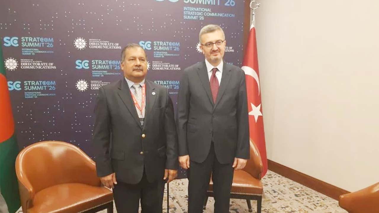 প্রফেসর বুরহানেত্তিন দুরান এবং তথ্যমন্ত্রী জহির উদ্দিন স্বপনের মধ্যে দ্বিপক্ষীয় বৈঠক