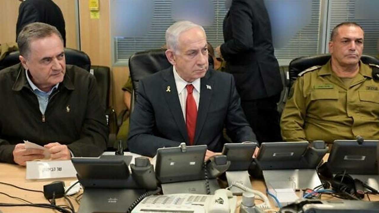 শীর্ষ কর্মকর্তাদের সাথে ইসরাইলের প্রধানমন্ত্রী বেনিয়ামিন নেতানিয়াহু