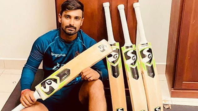 লিটন দাসের ব্যাটের স্পন্সর ‘এসজি’ (সানস্পাইরেলস গ্রিনল্যান্ডস)। ইয়াসির আলী, মুমিনুল হকও একই ব্রান্ডের ব্যাট ব্যবহার করেন