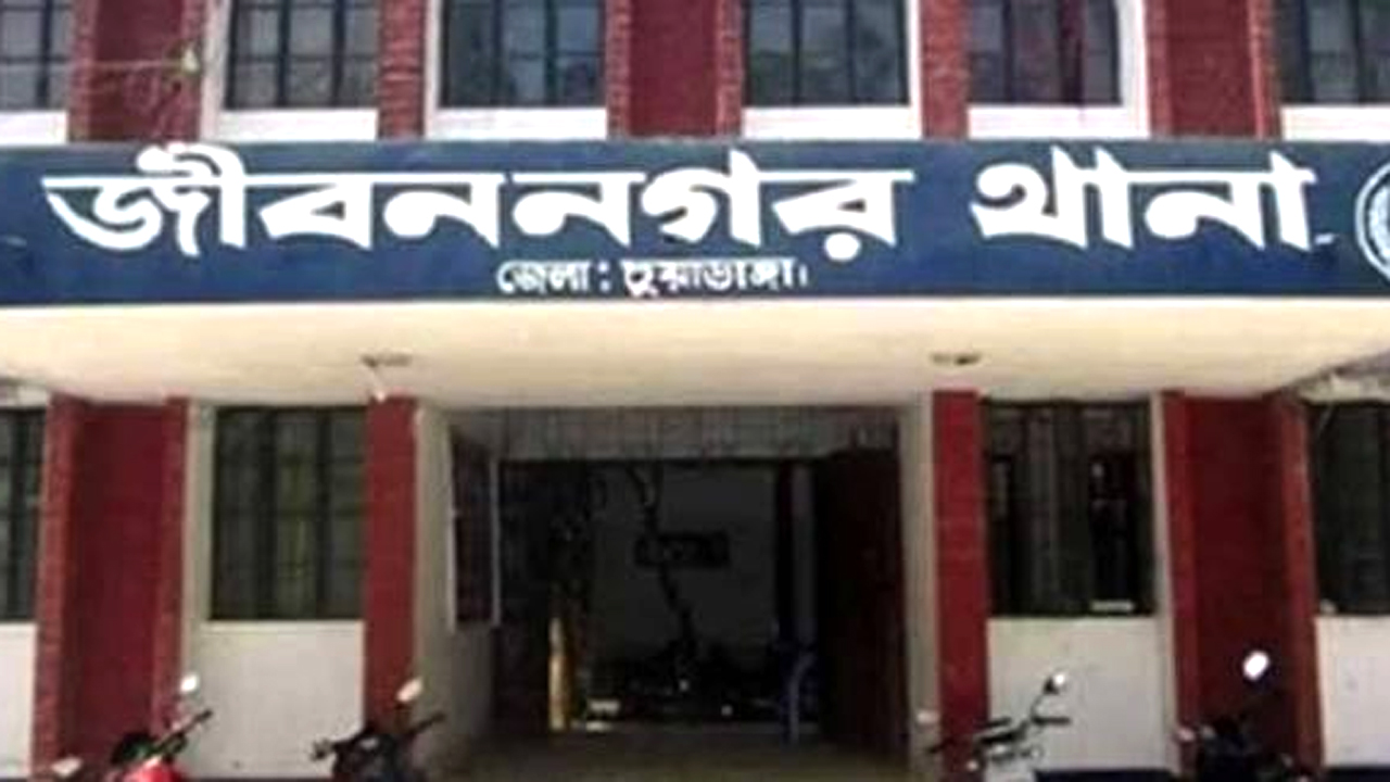 আটক দুজনের বিরুদ্ধে জীবননগর থানায় মামলা দায়ের করা হয়েছে