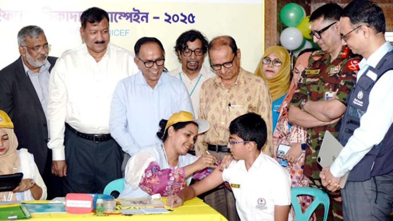 টাইফয়েড টিকাদান ক্যাম্পেইনের উদ্বোধনী অনুষ্ঠানে প্রাথমিক ও গণশিক্ষা উপদেষ্টা ডা. বিধান রঞ্জন রায় পোদ্দার
