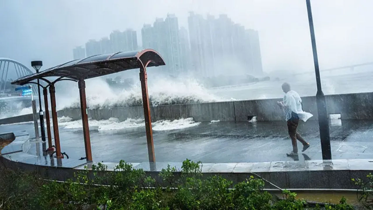 সুপার টাইফুন রাগাসা চীনের দক্ষিণাঞ্চলের দিকে এগোচ্ছে