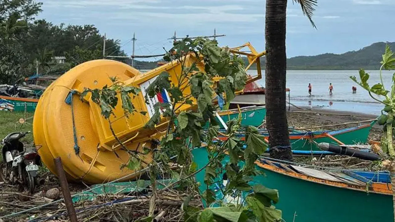 সুপার টাইফুন রাগাসার কারণে ফিলিপাইনে জলোচ্ছাস হয়