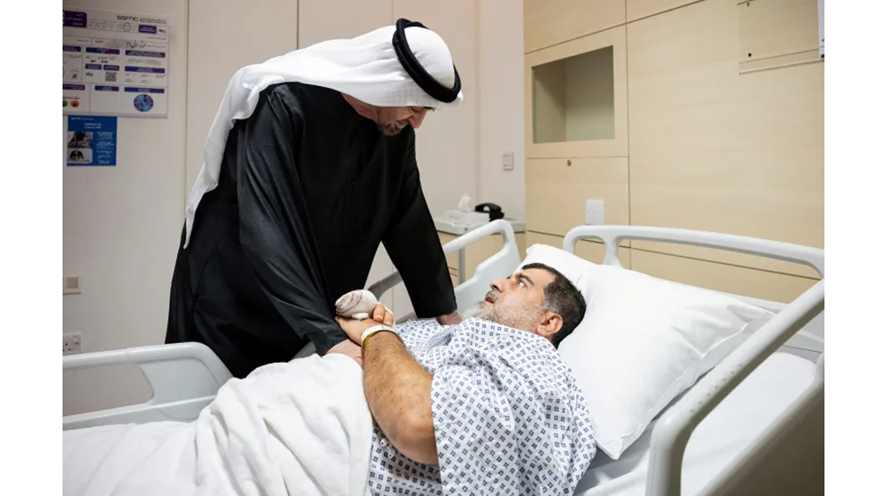 আবুধাবির একটি হাসপাতালে চিকিৎসাধীন একজন আহত ব্যক্তির সাথে দেখা করেছেন সংযুক্ত আরব আমিরাতের প্রেসিডেন্ট শেখ মোহাম্মদ বিন জায়েদ আল নাহিয়ান