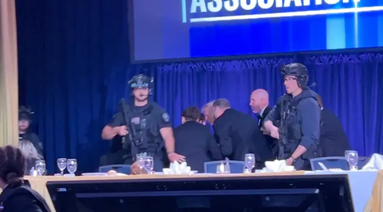 নৈশভোজের অনুষ্ঠানে গুলির শব্দ শোনার পর মার্কিন প্রেসিডেন্ট ডোনাল্ড ট্রাম্পকে সরিয়ে নেয় নিরাপত্তাকর্মীরা