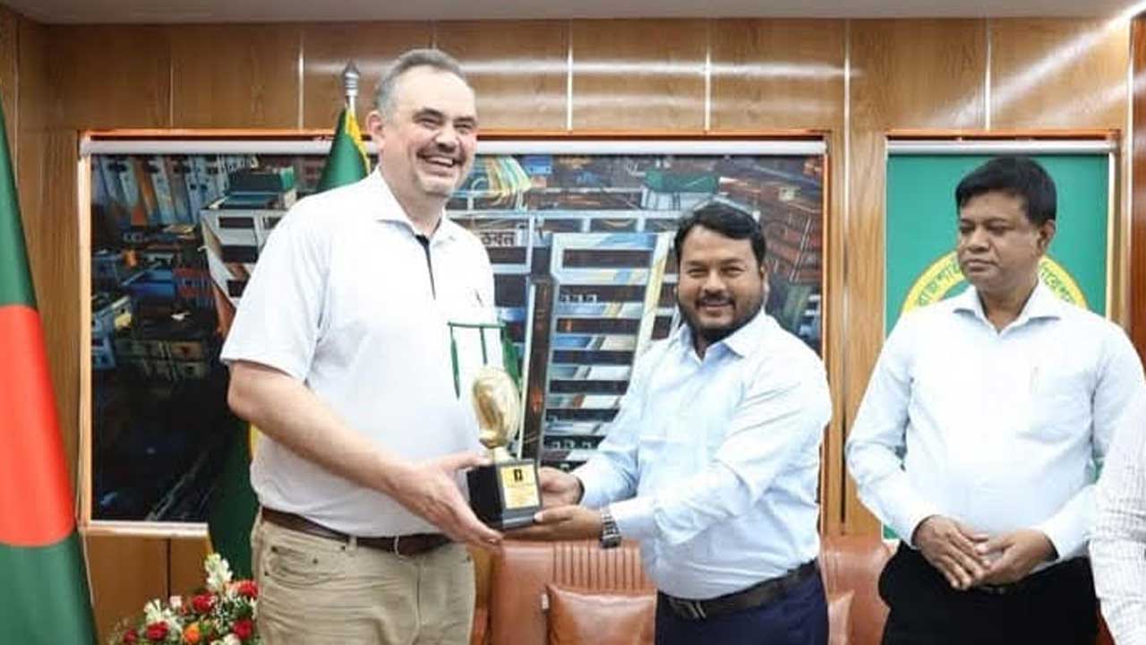 রাসিক প্রশাসক মাহফুজুর রহমান রিটনের সাথে সৌজন্য করেন মার্কিন যুক্তরাষ্ট্রের রাষ্ট্রদূত ব্রেন্ট টি. ক্রিস্টেনসেন