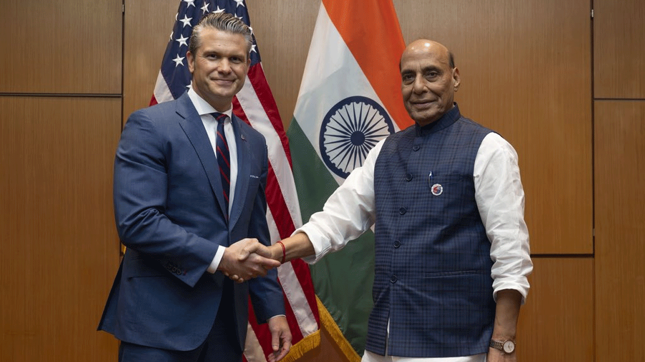 মার্কিন প্রতিরক্ষামন্ত্রী পিট হেগসেথ ও ভারতের প্রতিরক্ষামন্ত্রী রাজনাথ সিং