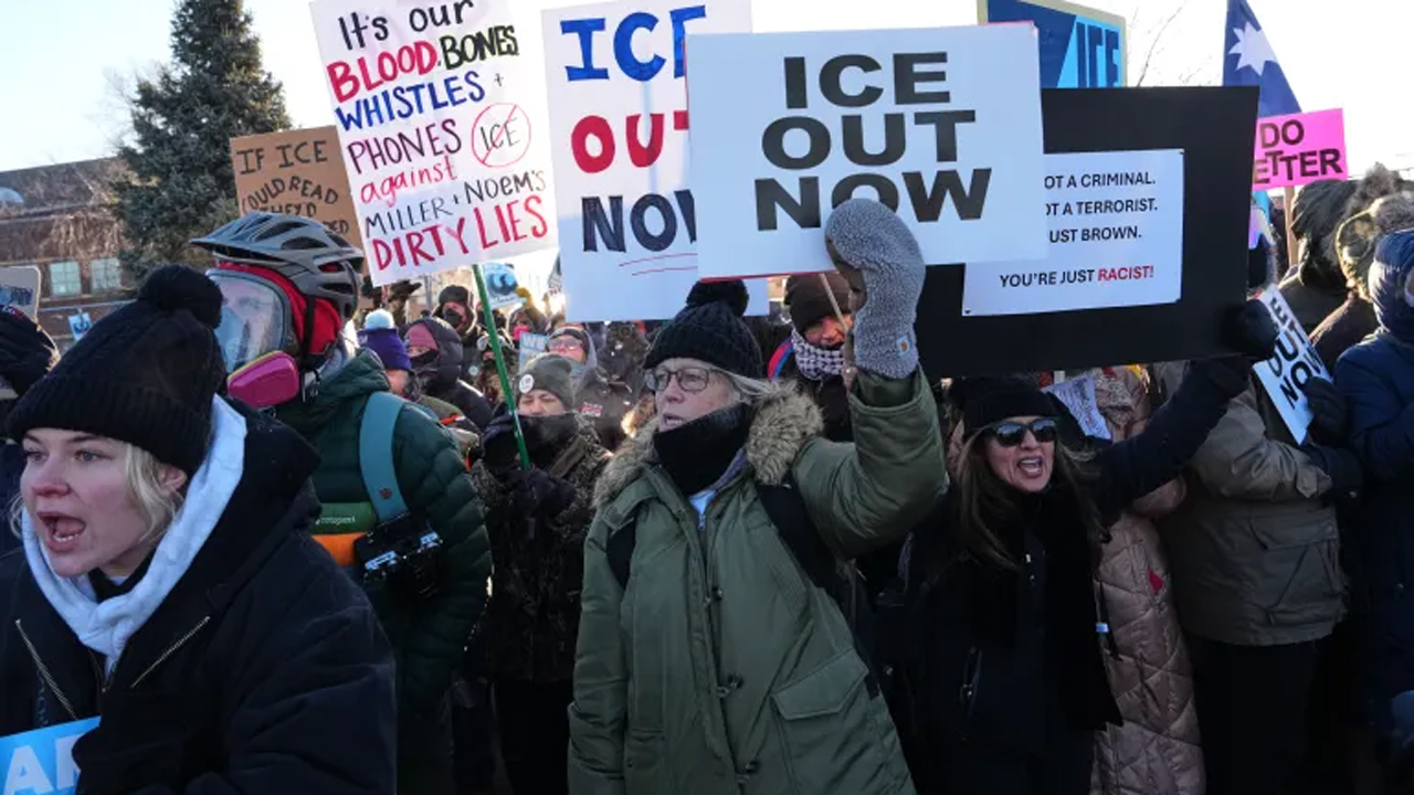যুক্তরাষ্ট্রের মিনেসোটার মিনিয়াপলিসে বিশপ হেনরি হুইপল ফেডারেল ভবনের বাইরে মার্কিনিদের বিক্ষোভ