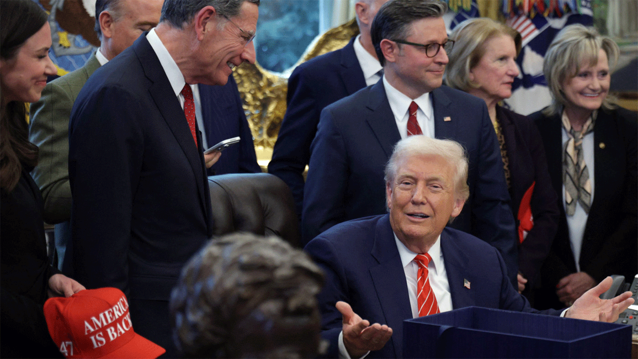 এজিওএ নবায়নের বিল স্বাক্ষরের সময় ডোনাল্ড ট্রাম্প