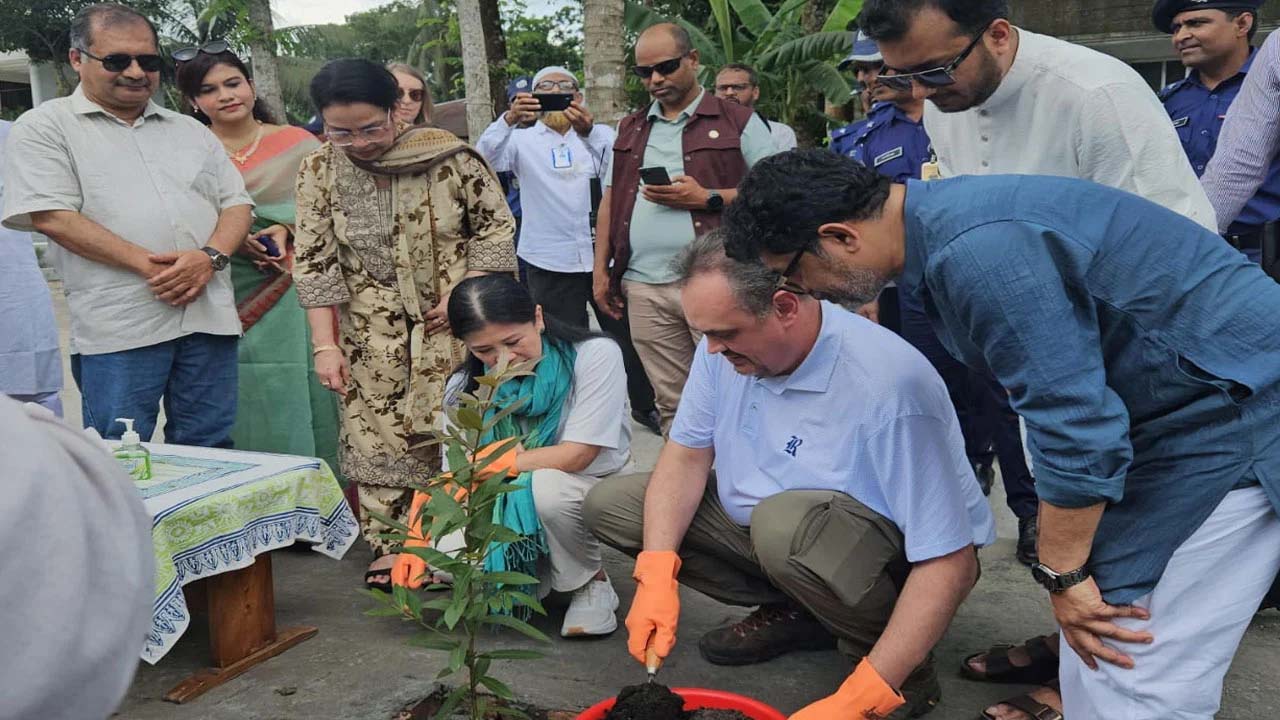তথ্যমন্ত্রীর বাড়ির আঙিনায় একটি গাছের চারা রোপণ করেন ক্রিস্টেনসেন