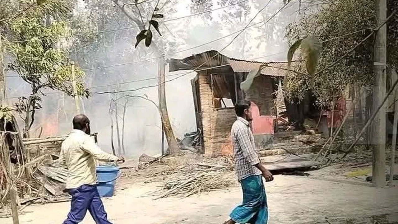 উপজেলার বড়াকোঠা ইউনিয়নের বড়াকোঠা গ্রামে বসতঘরে আগুন