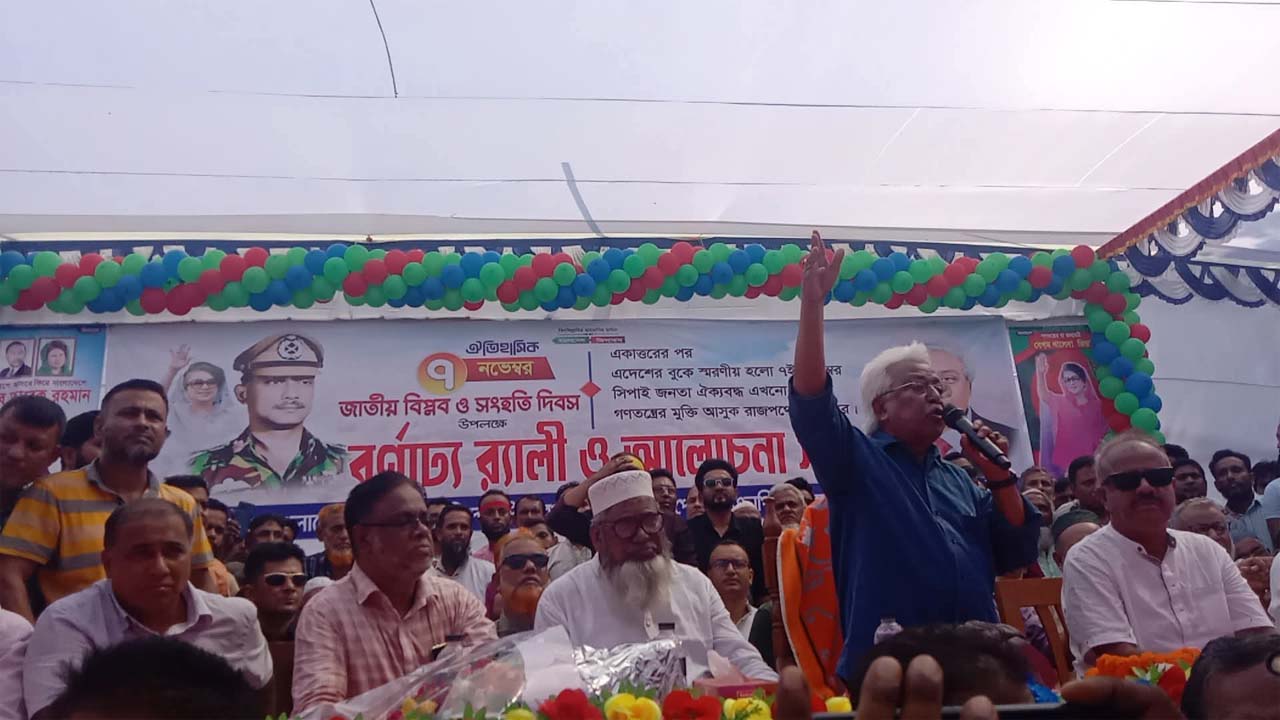 সরকারি ডাব্লিউ বি ইউনিয়ন ইনস্টিটিউশন মাঠে এক আলোচনা সভায় সরফুদ্দিন সান্টু