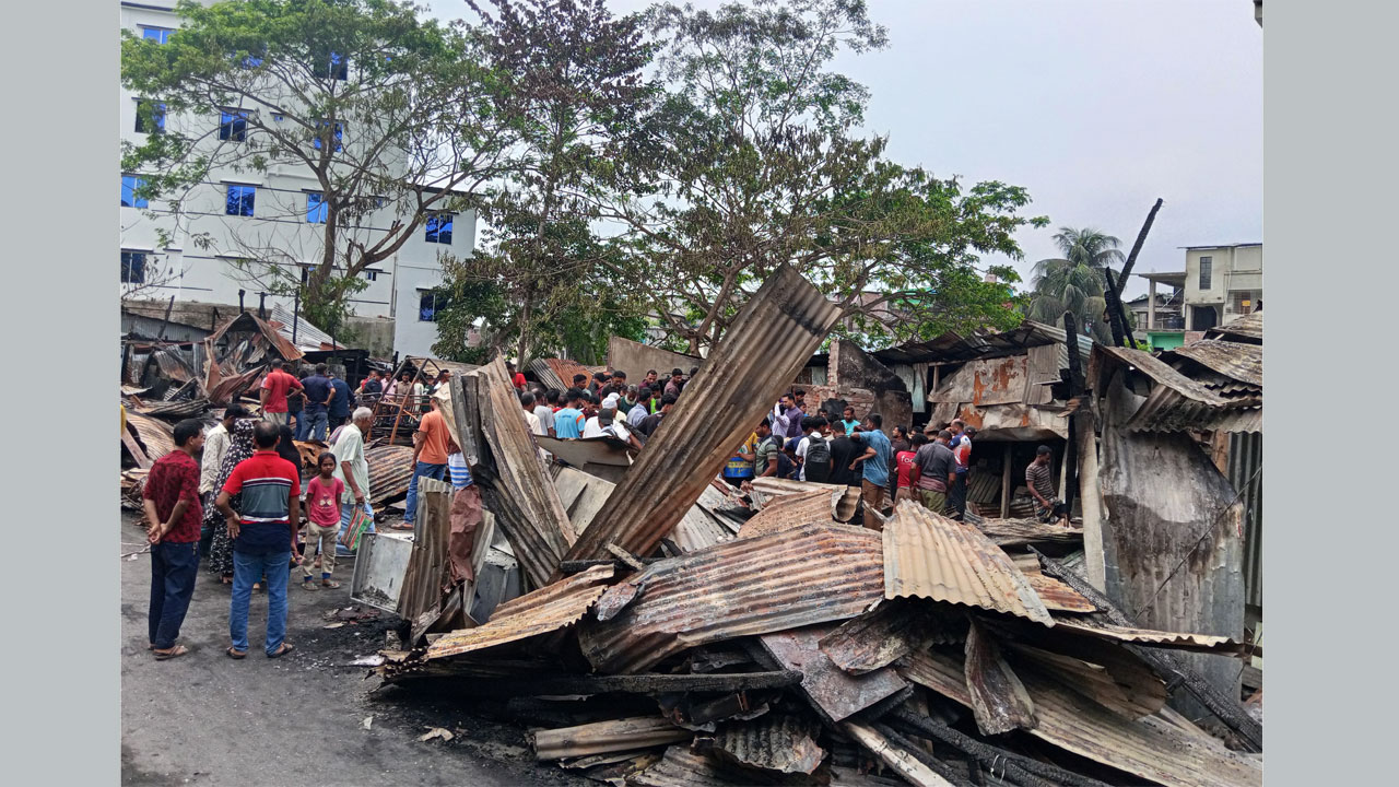 আগুন লেগে দোকান পুড়ে ছাই