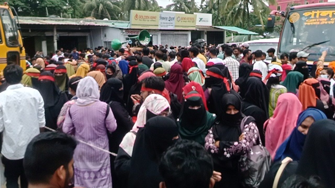 রোহিঙ্গা ক্যাম্পের চাকরি হারিয়ে হাজারো বাংলাদেশী যুবকের সড়ক অবরোধ