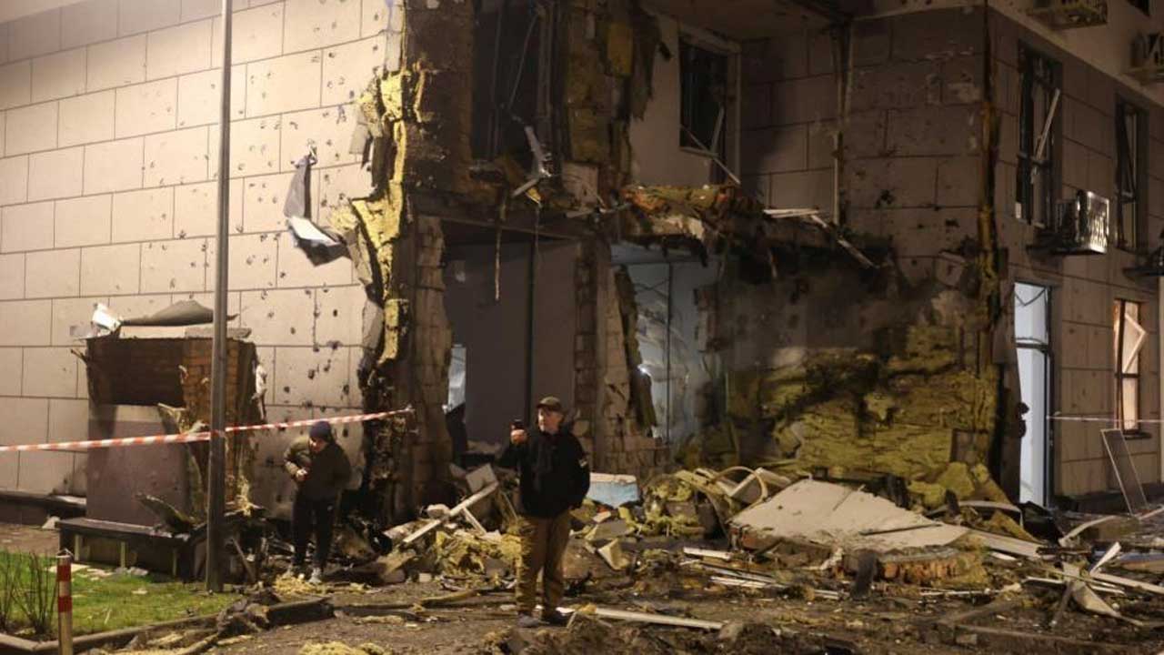 রুশ ড্রোন হামলায় ইউক্রেনের রাজধানী কিয়েভে ক্ষতিগ্রস্ত ভবন