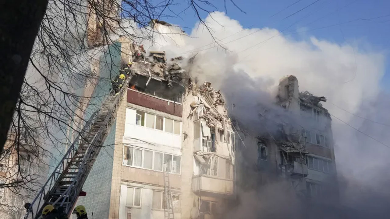 রুশ হামলায় ক্ষতিগ্রস্ত ভবন