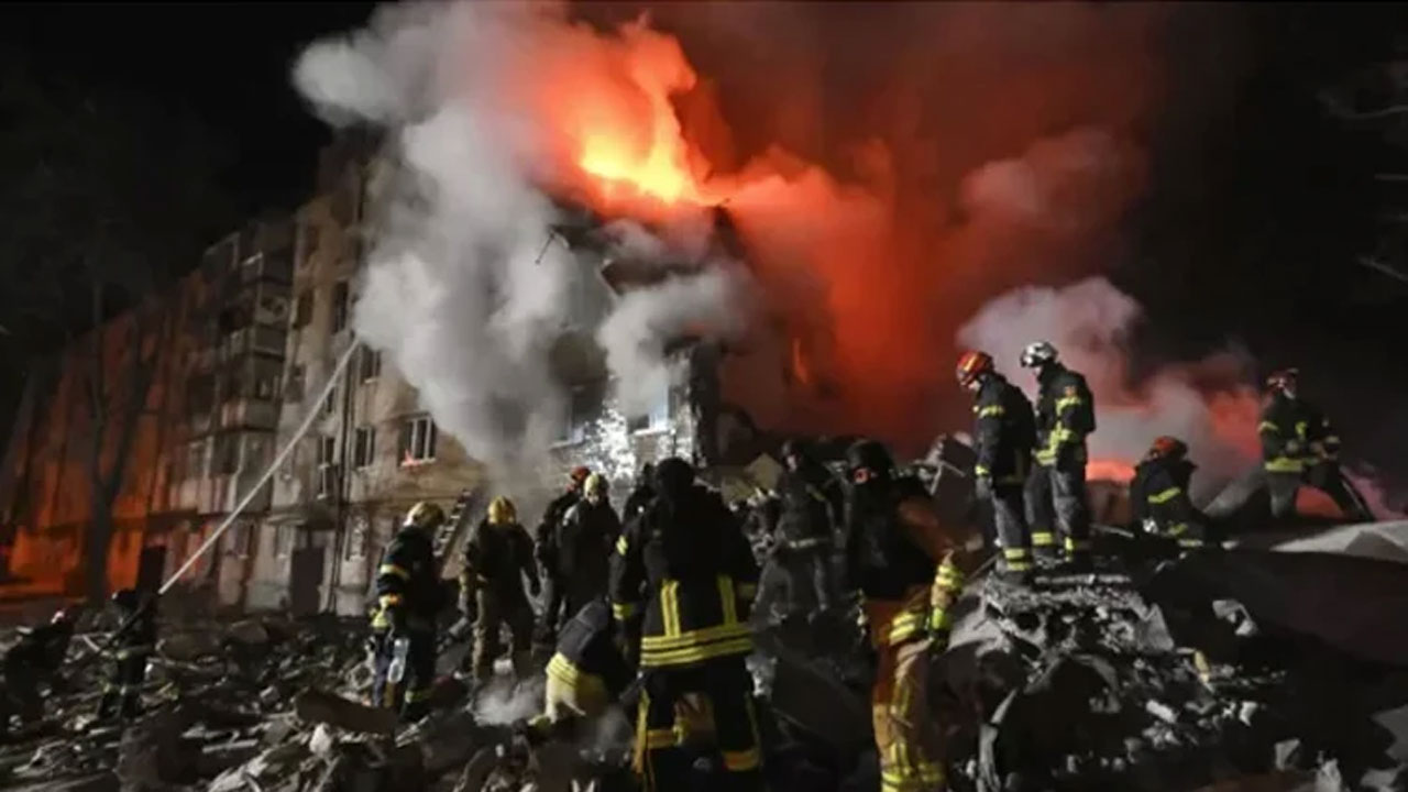 রাশিয়ার হামলায় ক্ষতিগ্রস্ত ভবন