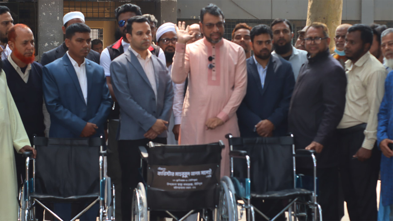 উলিপুর স্বাস্থ্য কমপ্লেক্সে রোগীদের মাঝে জামায়াত এমপি’র হুইলচেয়ার প্রদান