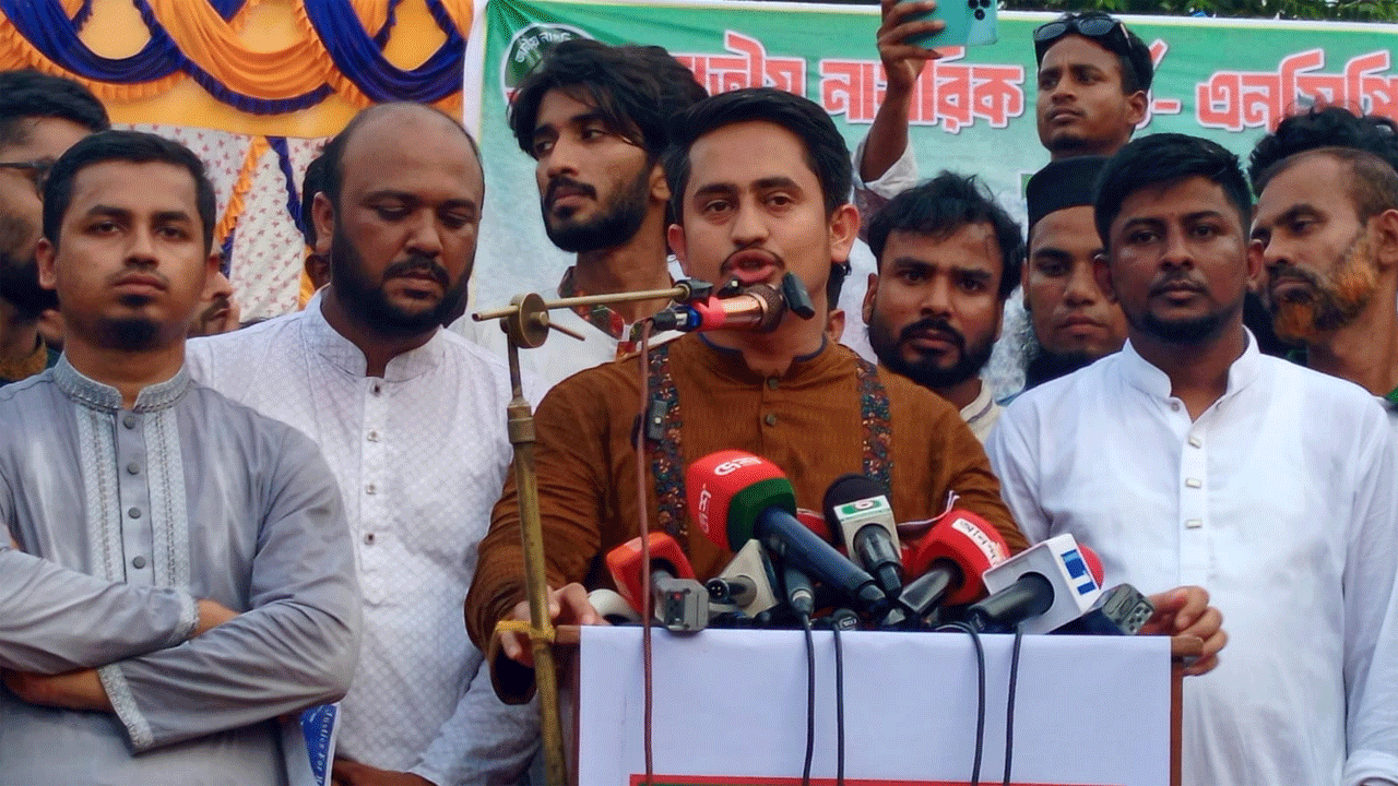 বক্তব্য রাখছেন এনসিপি নেতা সারজিস আলম