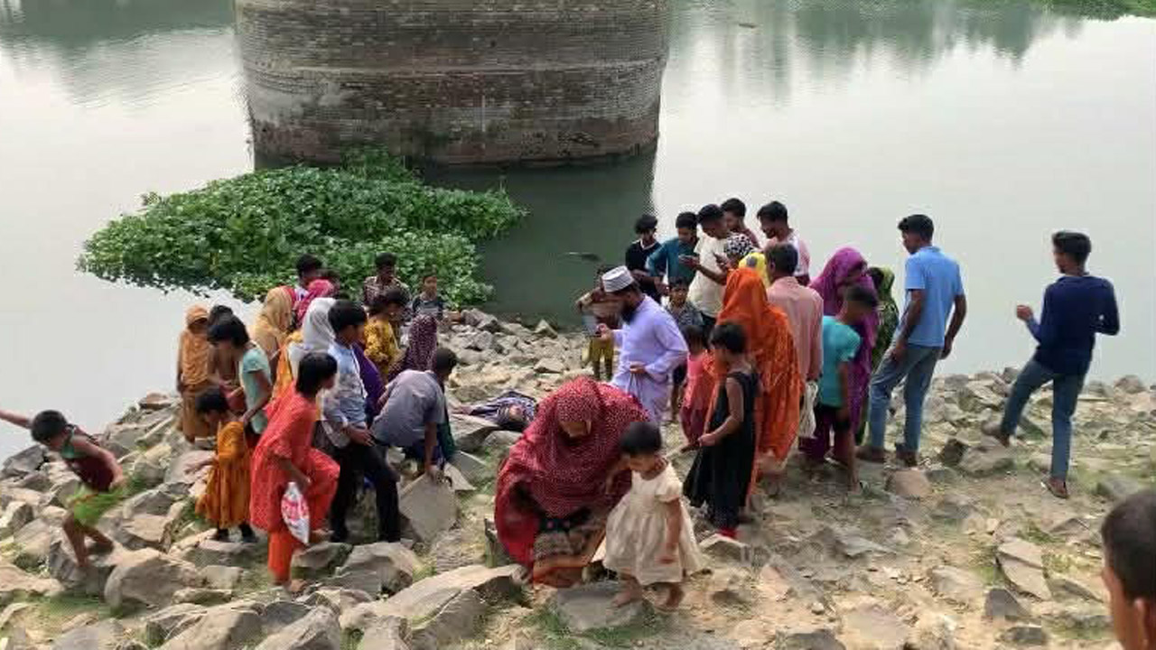 ঘটনাস্থলে উৎসুক জনতা