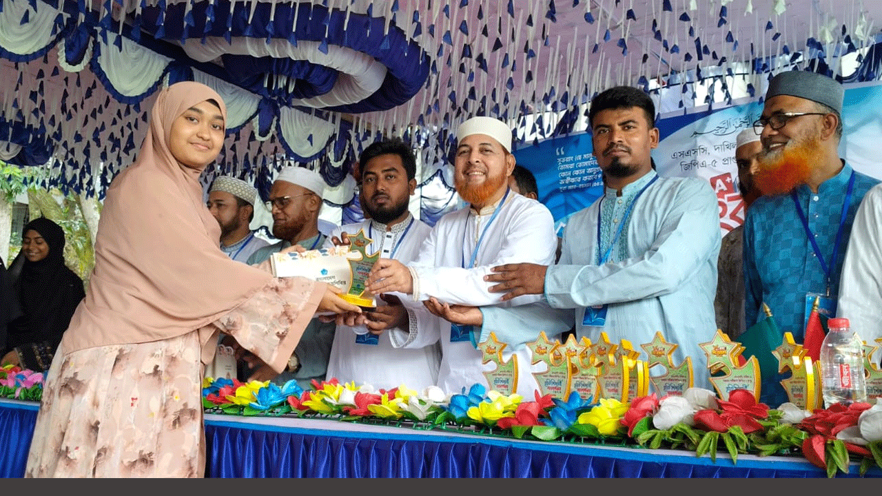 সংবর্ধনা প্রদান করছেন সিরাজগঞ্জ-৪ আসনের এমপি মাওলানা রফিকুল ইসলাম খান