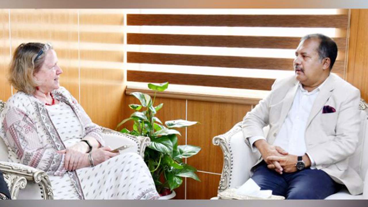 তথ্যমন্ত্রী জহির উদ্দিন স্বপন ও বাংলাদেশে নিযুক্ত ইউনেস্কোর প্রতিনিধি ড. সুসান ভাইজ