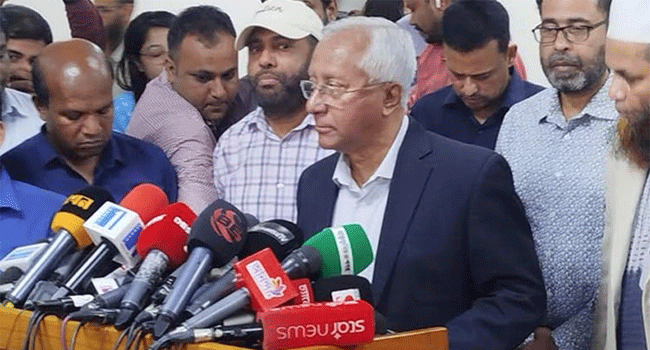 রোববার রাজধানীর আগারগাঁওয়ে নির্বাচন ভবনে নিজ কার্যালয়ের সামনে সাংবাদিকদের সঙ্গে কথা বলেন ইসি সচিব।