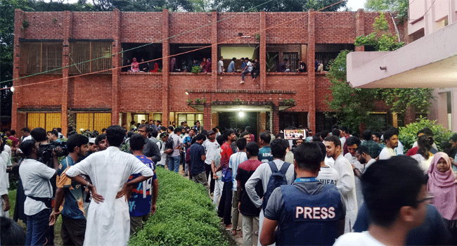 জাকসু নির্বাচনের ফলাফল দ্রুত ঘোষণার দাবিতে শিক্ষার্থীদের অবস্থান