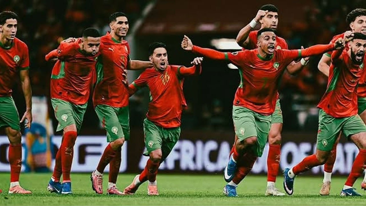 জয়ে উল্লাসিত ফুটবলাররা