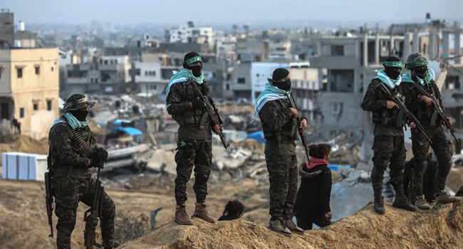 সতর্ক অবস্থানে হামাস যোদ্ধাদের একটি দল