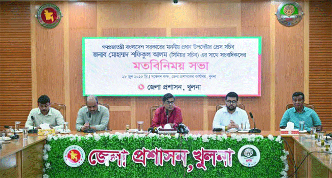 খুলনায় সাংবাদিকদের সাথে কথা বলছেন প্রেস সচিব শফিকুল আলম