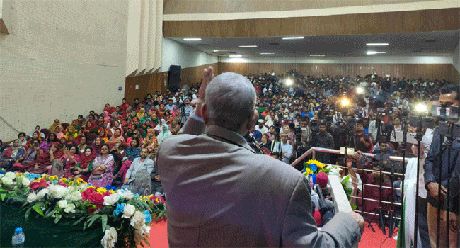 আলোচনা সভায় সভাপতির বক্তব্য রাখছেন মির্জা ফখরুল