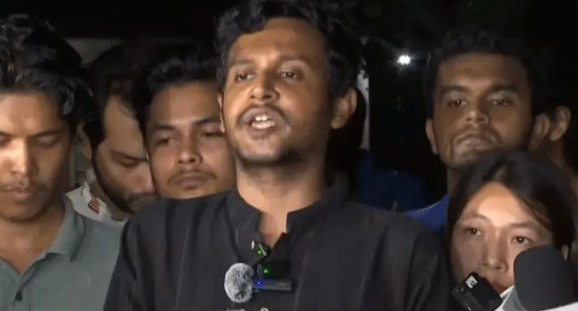 সংবাদ সম্মেলন করেন সম্প্রীতির ঐক্য প্যানেলের সাধারণ সম্পাদক বা জিএস প্রার্থী শরণ এহসান