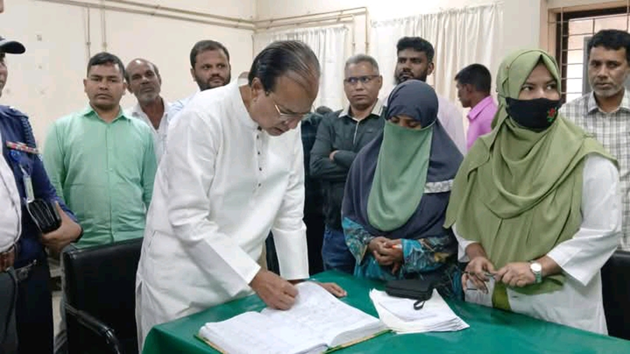 হাসপাতাল পরিদর্শন করছেন মন্ত্রী আসাদুল হাবিব দুলু